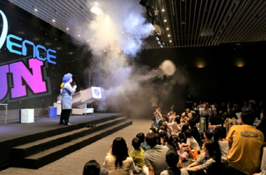 지난 5일 서울 영등포구 여의도 글래드호텔에서 진행된 '사이언스 펀(Science Fun)' 공연 모습. <DL이앤씨 제공>